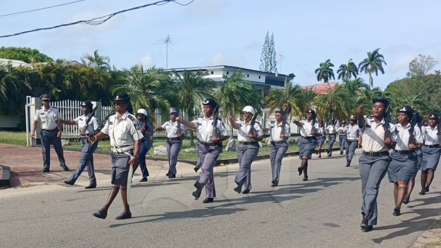 Nederlandse militairen in Suriname voor onafhankelijkheidsviering