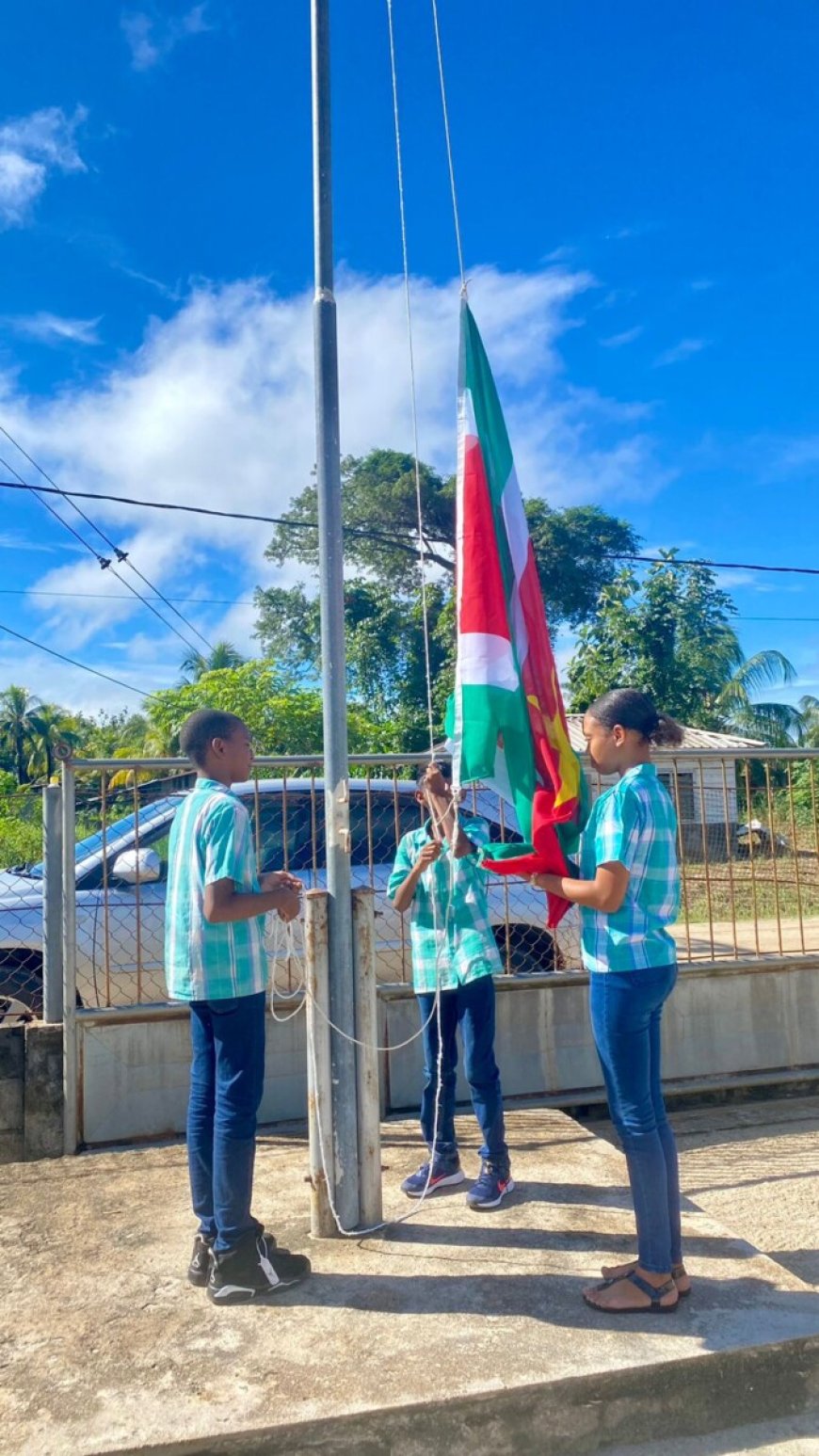 Lions Club Paramaribo west schenkt technologie en vlag aan lokale scholen**