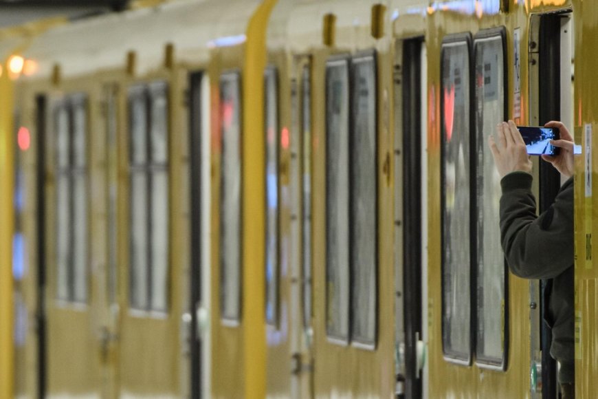 Parlementslid pleit voor aparte metrostellen voor vrouwen na verkrachting op metro in Berlijn