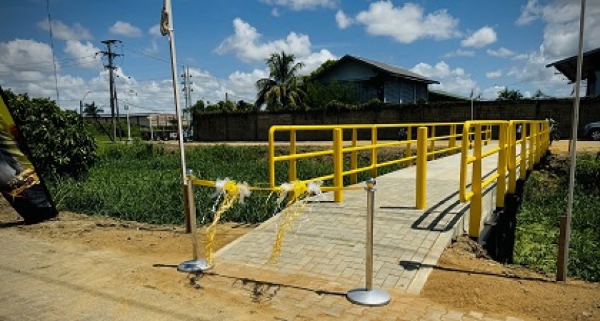 Staatsolie maakt buurtbewoners blij met nieuwe brug