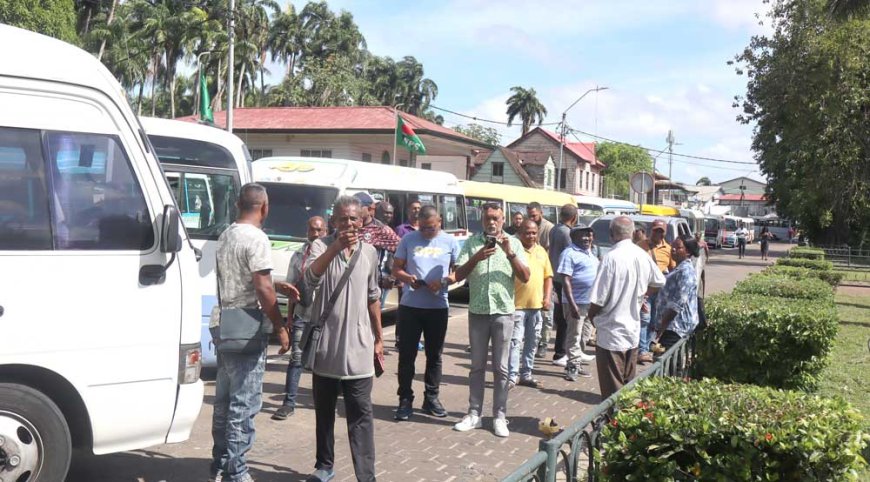 NVB-bushouders barricaderen weg