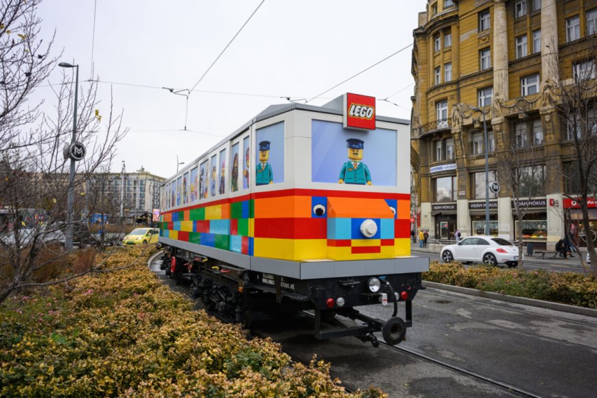 Boedapest heeft levensgrote tram gemaakt van Lego