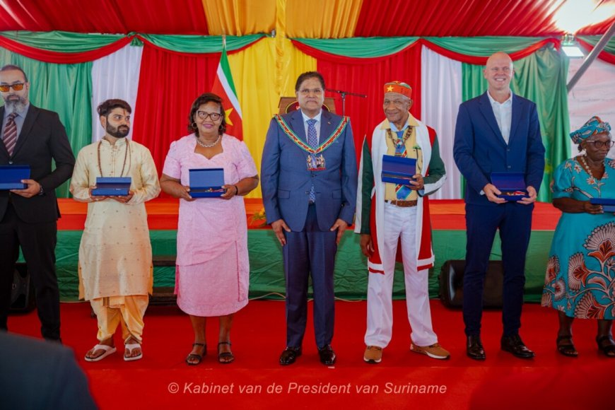 President Santokhi decoreert uitzonderlijke burgers