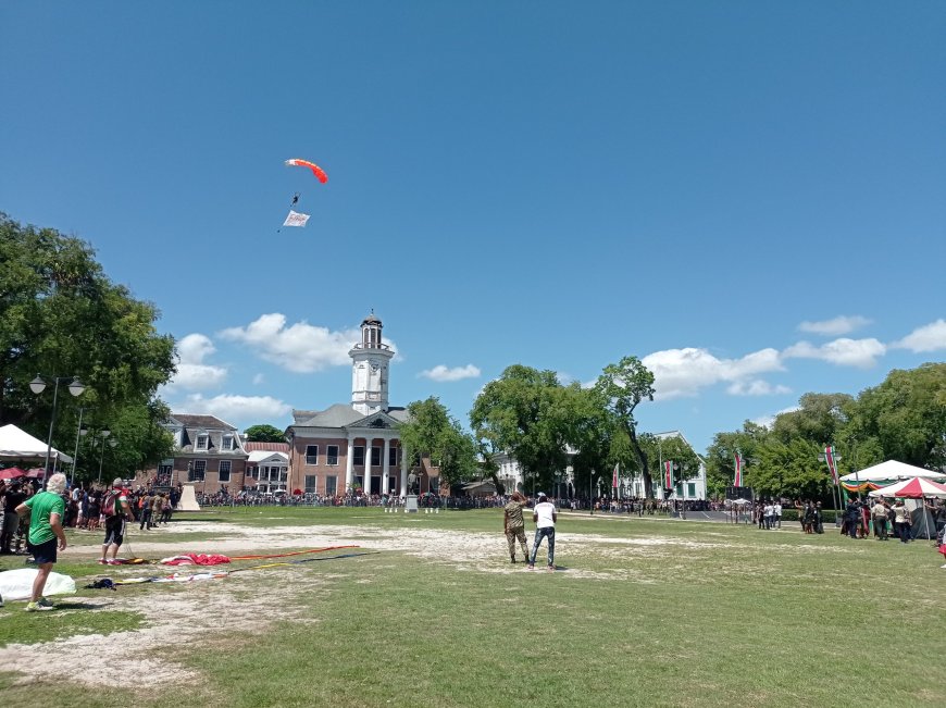 Helocasting, riverineshowen parachutespringen enorm in trek bij publiek