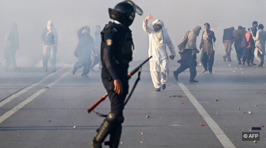 Tijdens protest aanhangers oud-premier Khan, Pakistan, vier agenten en burger dodelijk geramd