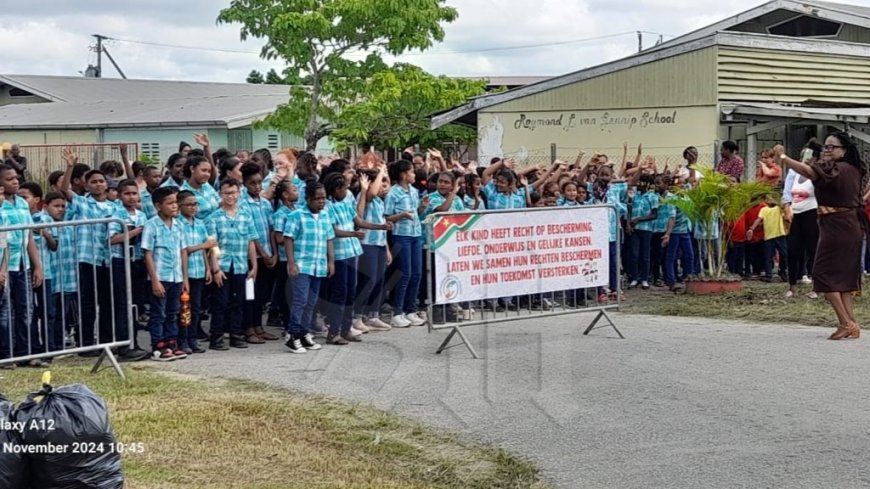 Kinderen leren over hun rechten tijdens inspirerende activiteit in Kwatta