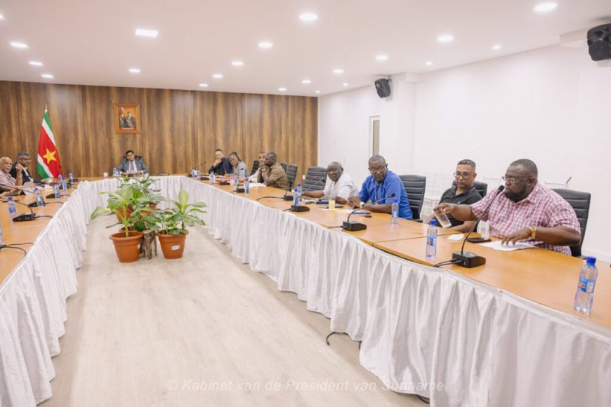 President om de tafel met bus- en boothouders