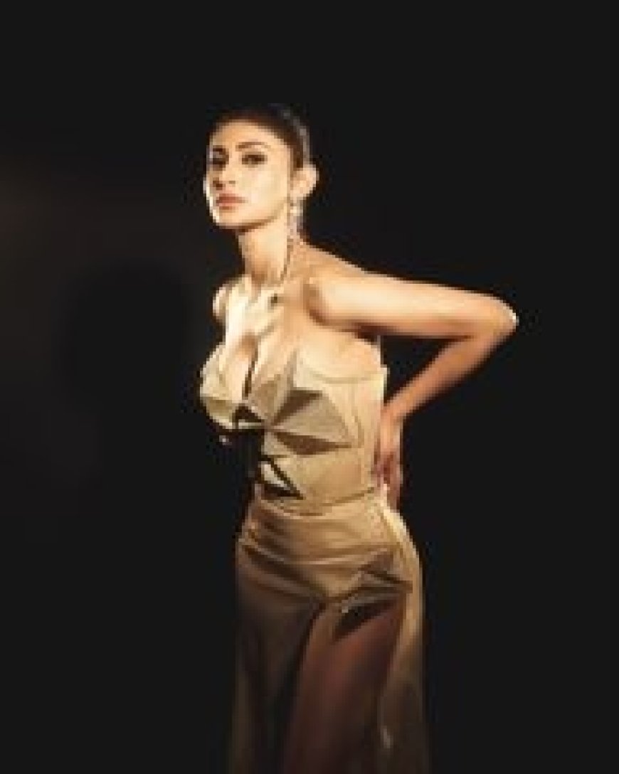 Mouni Roy schittert in een gouden ensemble