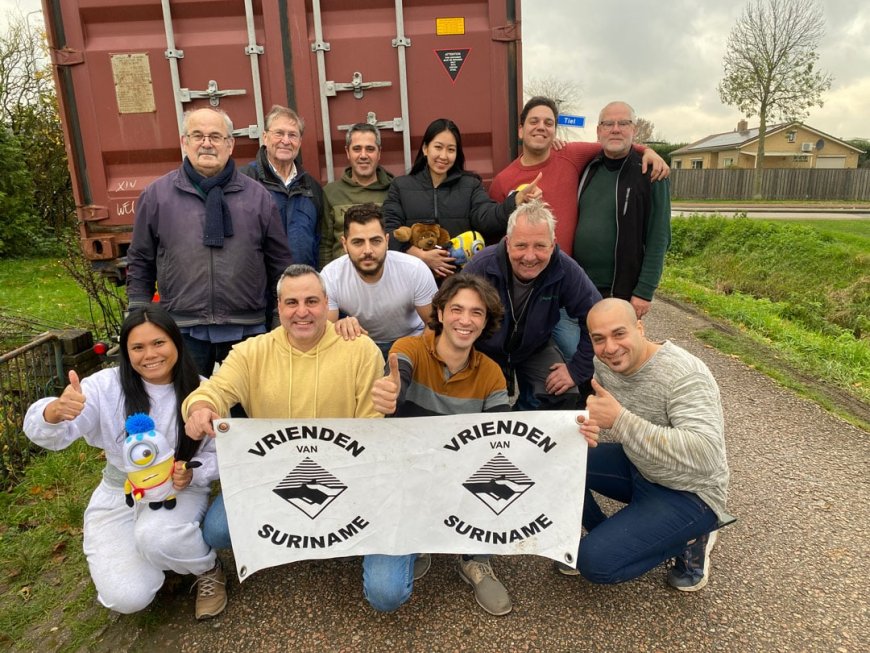 Twee containers met schoolmeubilair etc. onderweg naar Suriname