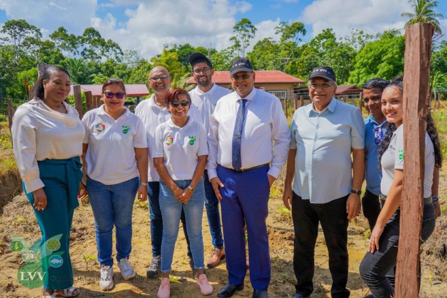 President geeft startsein Farmer Field School in Wanica