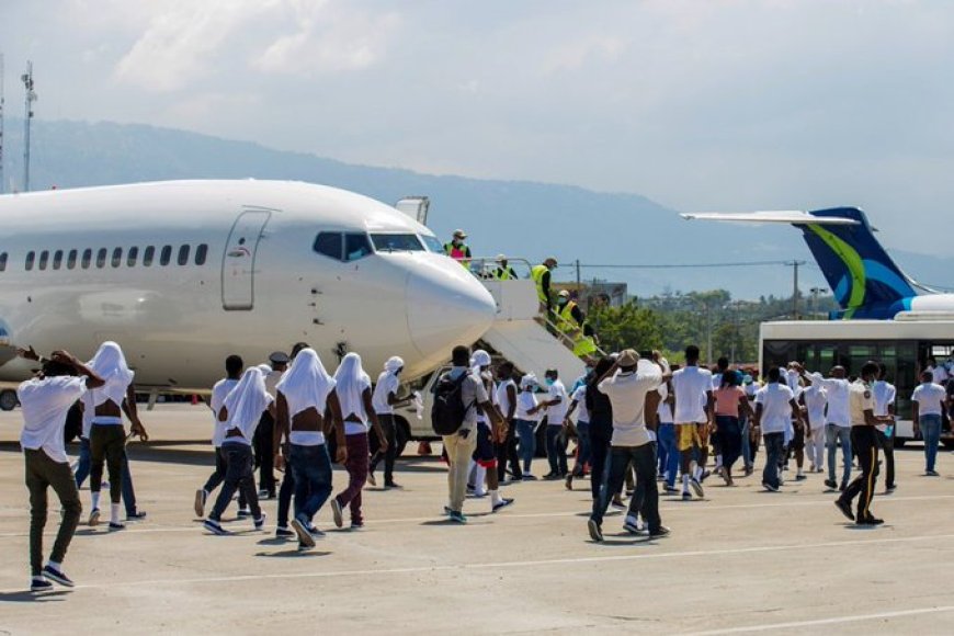 Massale Uitzettingen van Haïtiaanse Migranten uit de VS: Cap-Haïtien Luchthaven Overbelast**