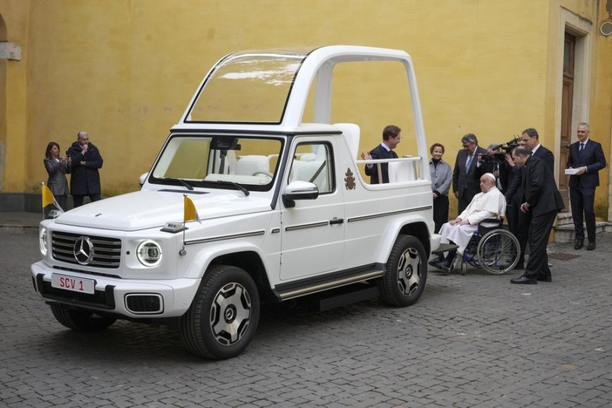 Paus rijdt voortaan elektrisch: Vaticaan onthult nieuwe pausmobiel