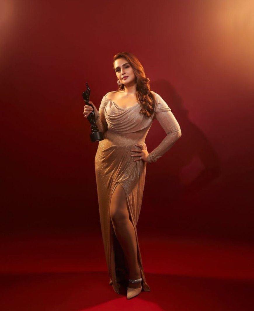 HumaQureshi poseert met haar trofee na haar recente overwinning bij de #DanubePropertiesFilmf