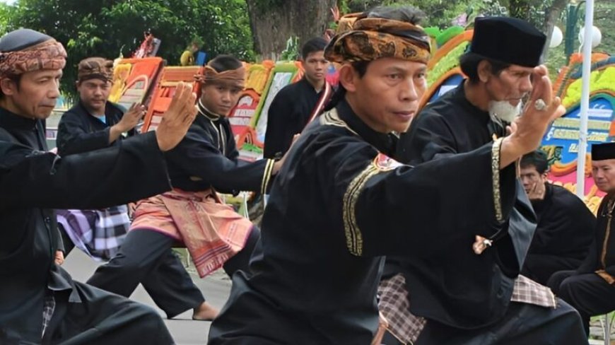 Pencak silat-grootmeesters Sumatra brengen authentieke kennis naar Suriname