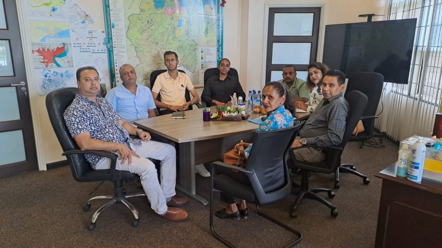 Minister Nurmohamed ontvangt bewoners Saramacca