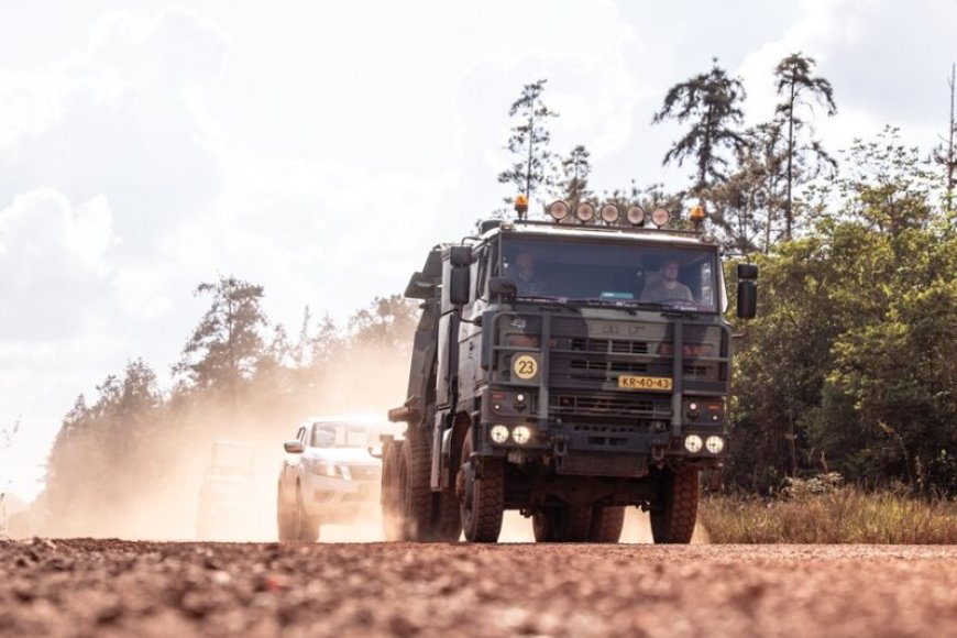 Defensie: Transport militaire voertuigen en containers van Zanderij naar Paramaribo