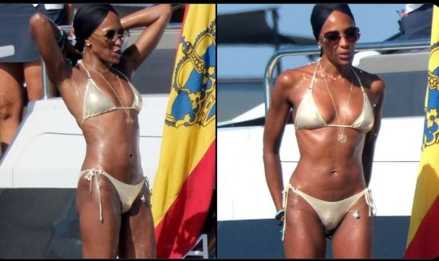 Naomi Campbell, 54, in een gouden bikini aan boord van een jacht op Ibiza.