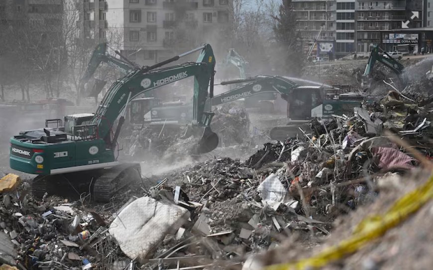 96 doden nadat gebouw instort door zware aardbeving in TurkijeAannemer krijgt 17,5 jaar cel