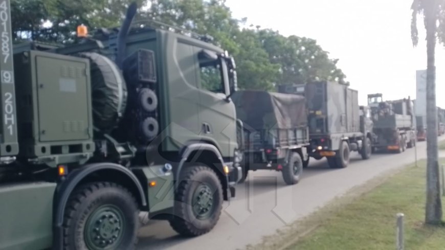 Colonne junglevoertuigen trekt veel bekijks