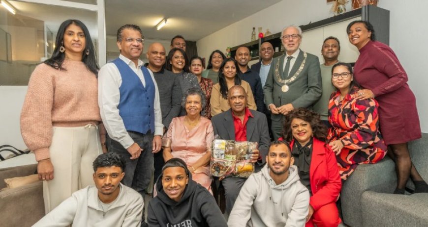 Burgemeester van Woerden feliciteert diamanten in Suriname geboren bruidspaar