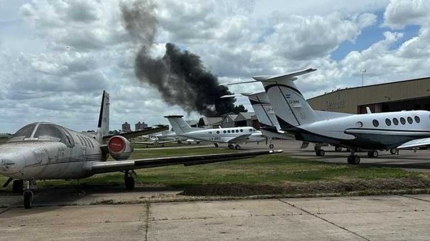 Privéjet crasht tegen gebouw op luchthaven Argentinië en vat vlam