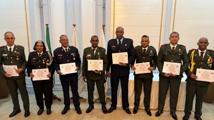 Acht majoors ronden hoogste militaire opleiding in Suriname af