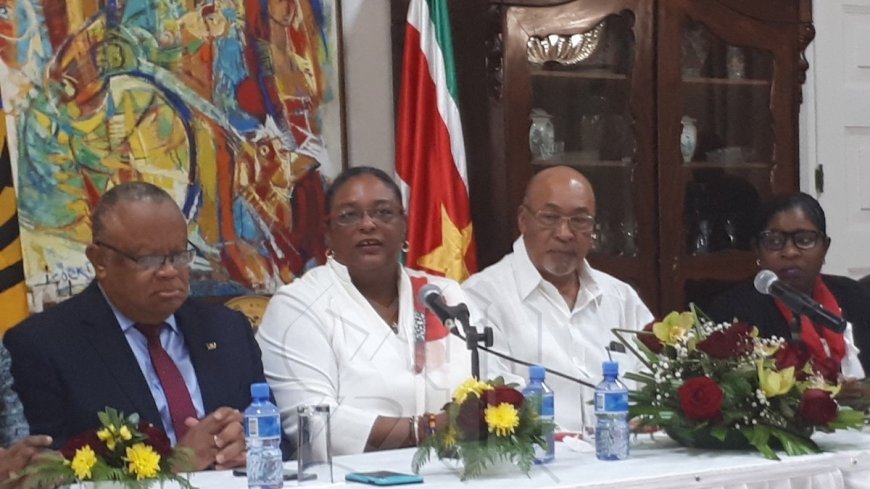 Premier Mottley brengt eerbetoon aan voormalig president Bouterse