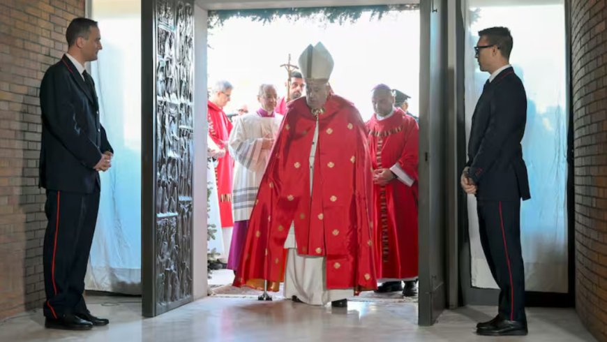 Paus Franciscus opent heilige deur in een van de grootste gevangenissen in Italië