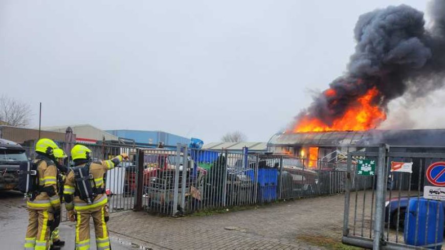 Veel rook komt vrij door grote brand bij autosloopbedrijf in Nijmegen