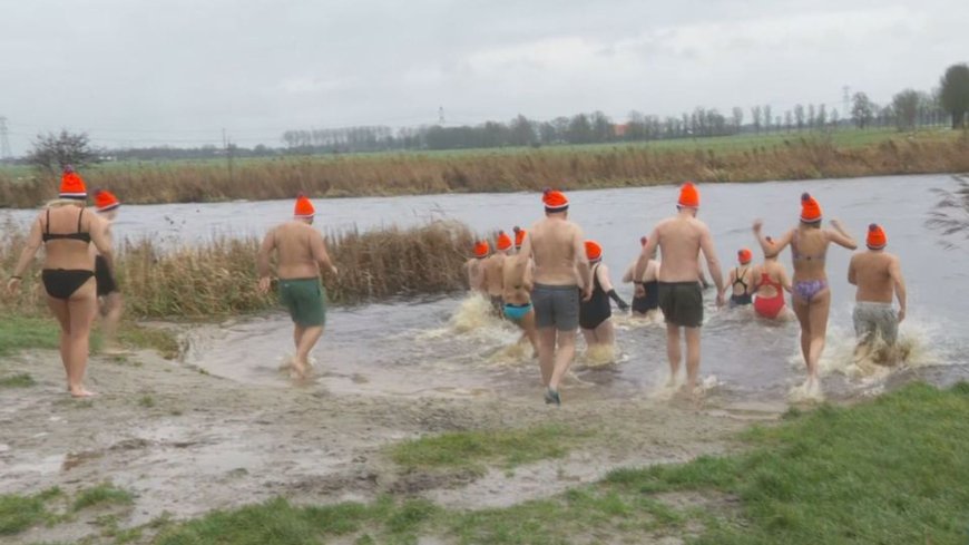 Liefhebbers trotseren wind, regen en kou voor nieuwjaarsduik: ‘Valt mee’