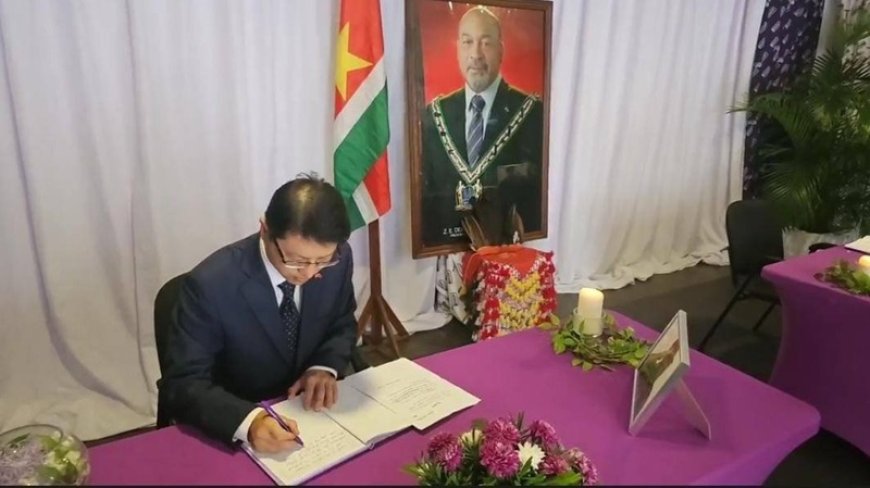 Chinese ambassadeur Lin Ji tekent condoleanceregister NDP