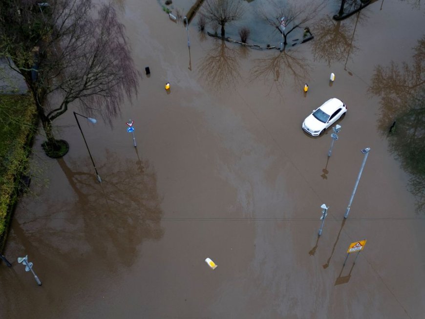 Straten en huizen lopen onder water door zware regenval in Engeland