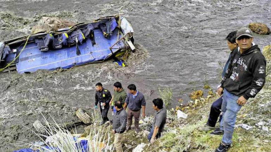 Bus valt 150 meter naar beneden en belandt in rivier in Peru