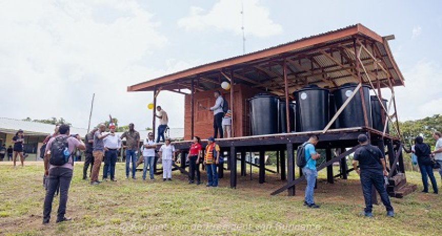 President opent nieuwe waterinstallatie in Pelelu Tepu