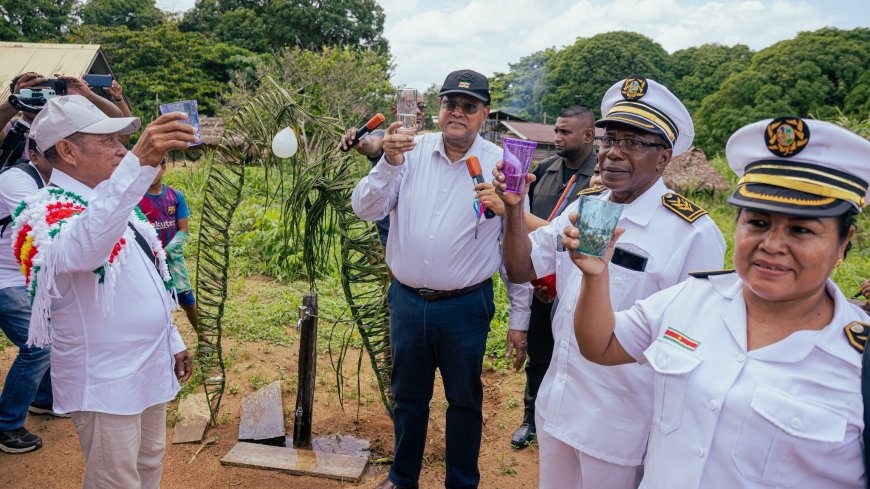 President Santokhi opent nieuwe waterinstallatie in Pelelu Tepu