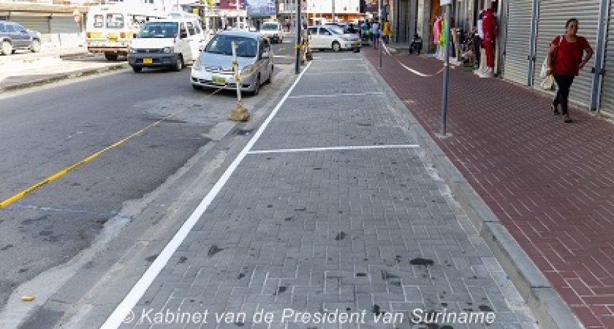 Berm, trottoir en de parkeerruimte langs de Hakrinbank hersteld