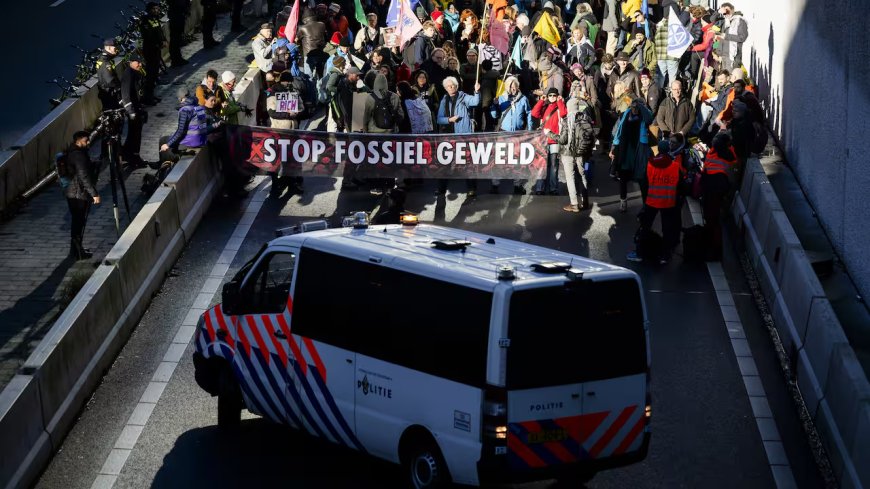 Politie grijpt met waterkanonnen in bij klimaat protest op A12 in Den Haag