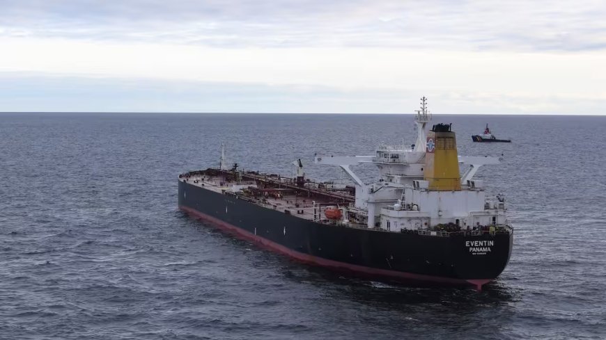 Op drift geraakte tanker uit Russische schaduw vloot versleept naar Duitse haven