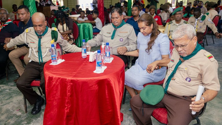 President Santokhi en Boy Scouts luiden 2025 feestelijk in