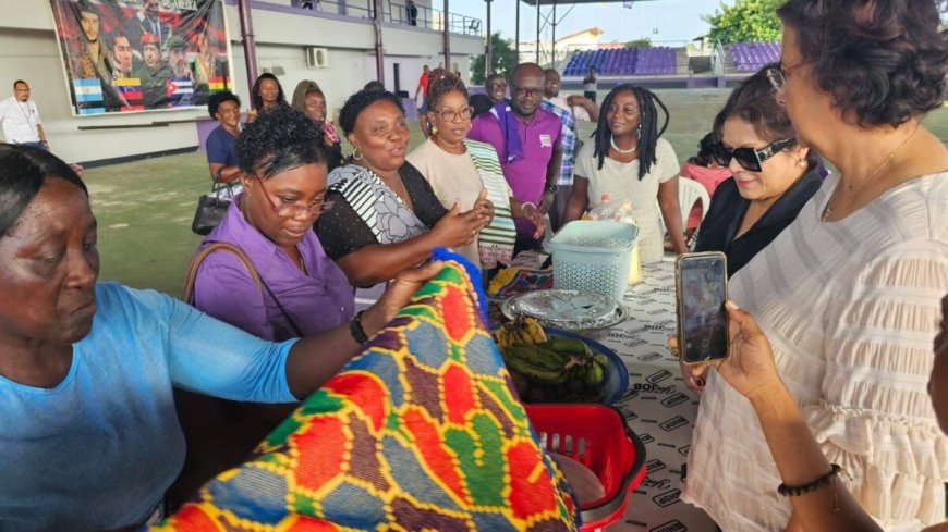 Kapitein Richêne Petrusie en de vrouwen van Futunakaba eren Bouterse