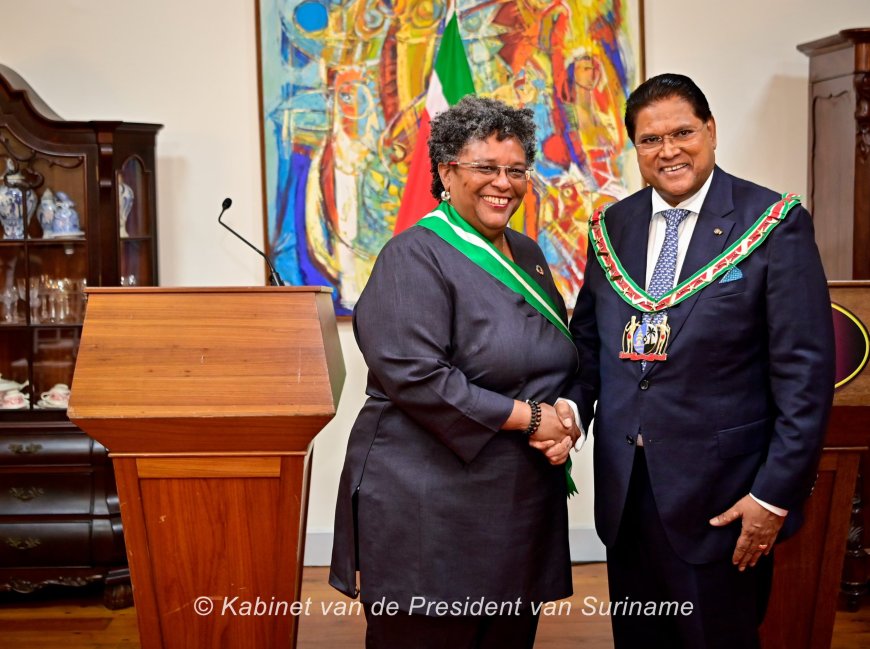 Premier Mottley ontvangt hoge Surinaamse onderscheiding