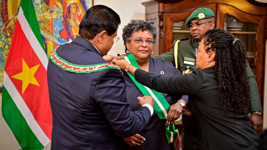 Mia Mottley geëerd met hoge Surinaamse onderscheiding