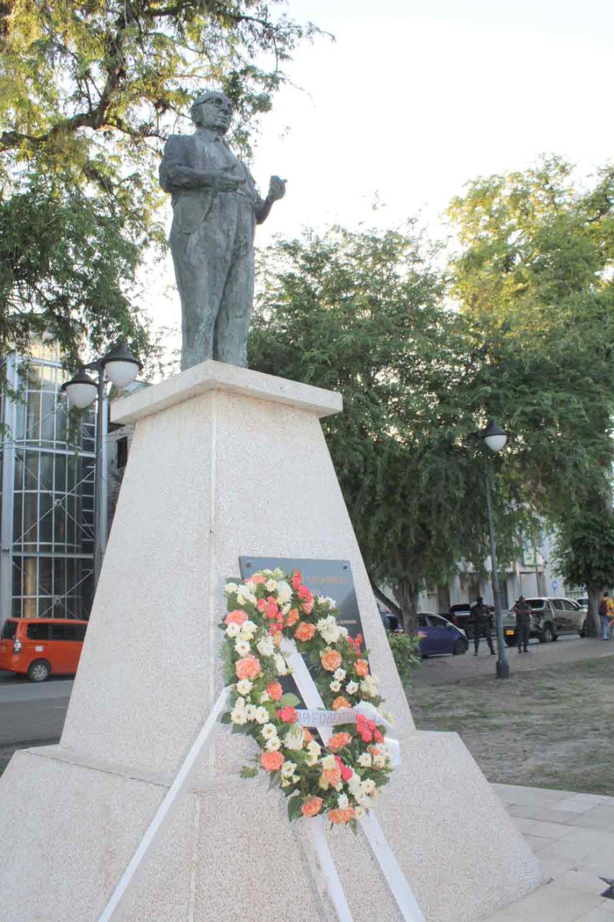 Bloemenkransen gelegd bij monument Jagernath Lachmon