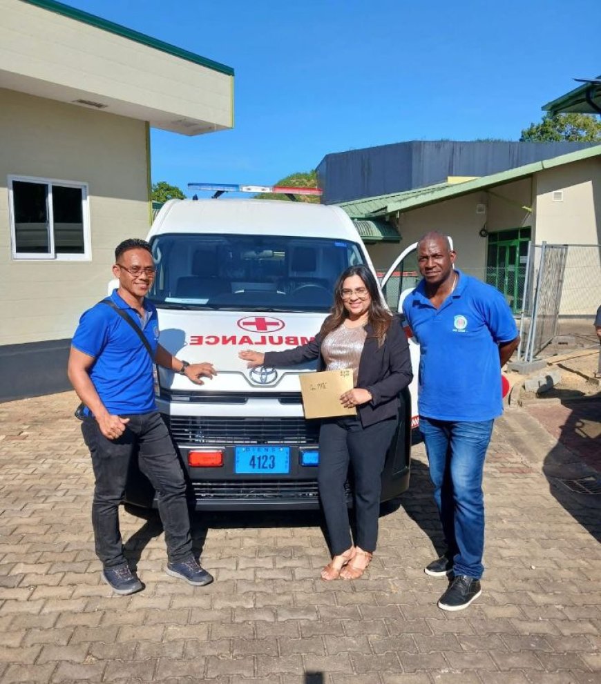 Twee nieuwe ambulances voor Mungra Medisch Centrum in Nieuw Nickerie