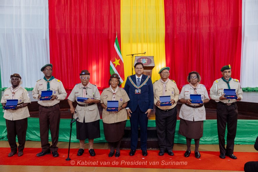 Personen gedecoreerd bij 100 jaar Boy Scouts Suriname