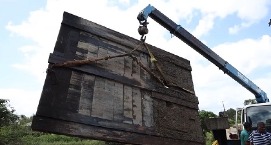 Oude sluisdeuren in Commewijne vervangen